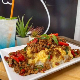 กะเพราหมู + ไข่ข้นฝรั่งเศส