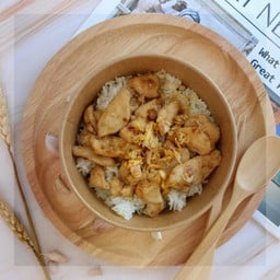 ไก่กระเทียม(ราดข้าว)