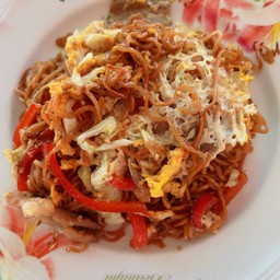 มาม่าผัดซีอิ๊วหนังหมู