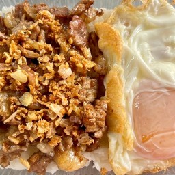 เนื้อติดมันทอดกระเทียม+ไข่ดาวราดข้าว