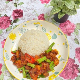 ข้าวผัดพริกแกงหมูกรอบ