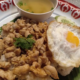 ไก่ชิ้นทอดกระเทียม+ไข่ดาว
