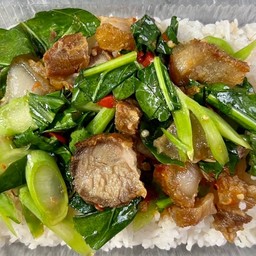 คะน้าหมูกรอบราดข้าว