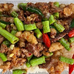 ผัดพริกแกงเนื้อติดมันใส่ถั่วฝักยาวราดข้าว