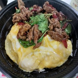 ข้าวกะเพราพริกแห้งเนื้อไข่ข้น