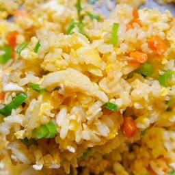 ข้าวผัดไข่ทรงเครื่องผัก