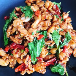 กระเพราไก่ (เป็นกับ)