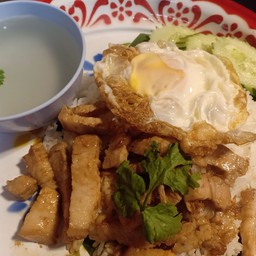 หมูกรอบทอดกระเทียม+ไข่ดาว