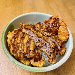 ข้าวหน้าเนื้อบดชุปแป้งทอด (menchi katsu)