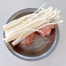 หมูหน้าเห็ดเข็ม