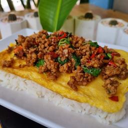 กะเพราเดี่ยว + ไข่เจียวเหลี่ยม