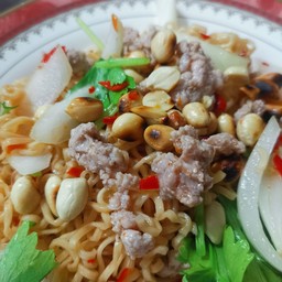 ยำมาม่าหมูสับ