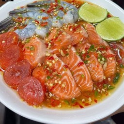 ยำแซลมอน กุ้งสด ไข่แดง