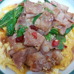 ข้าวกระเพราเบค่อนไข่ข้น