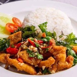 ข้าวไก่กรอบซอสกะเพรา