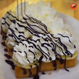 ขนมปังปิ้ง วิปครีม+ช็อคโกแลต