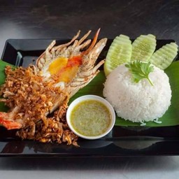 กุ้งแม่น้ำ ทอดกระเทียม ราดข้าว