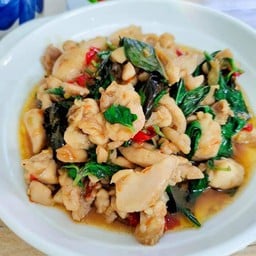 ข้าวราดไก่ผัดใบโหรพา(ฟรีไข่ดาว)