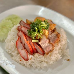 ข้าวหมูกรอบผสมหมูแดง