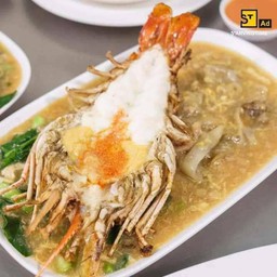 เส้นใหญ่ราดหน้ากุ้งแม่น้ำ