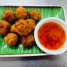 ลูกชิ้นหมูทอด+น้ำจิ้ม