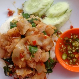 ข้าวราดกระเพราเบคอน