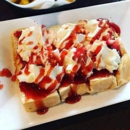 ขนมปังปิ้ง วิปครีม+สตอเบอร์รี่