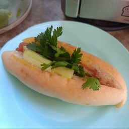 ขนมปังไส้หมูรวมทรงเครื่องผัก