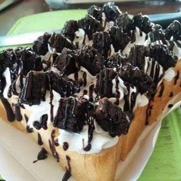 ขนมปังปิ้ง วิปครีม+บราวน์นี่