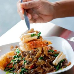 เส้นใหญ่ผัดกระเพราทะเล