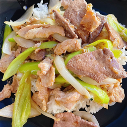 ผัดพริกอ่อนราดข้าว