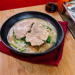 เส้นใหญ่ราดหน้าหมูนุ่ม