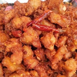 ข้าวเหนียวหมูทอดกระเทียม