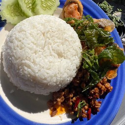 ไข่เยี่ยวม้ากระเพรากรอบ