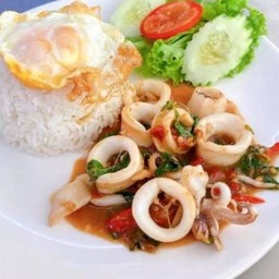 ข้าวผัดกะเพราปลาหมึกราดข้าว