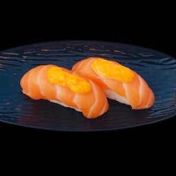 ซูชิแซลมอนซอสไข่กุ้ง 2 ชิ้น