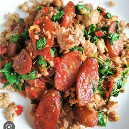 ข้าวราดกะเพราหมูสับผสมกุนเชียง
