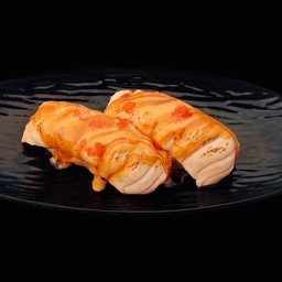 ซูชิแซลมอนเบิร์นซอสสไปซี่ 2 ชิ้น