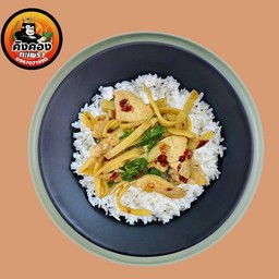 ข้าวกะเพราหน่อไม้ไก่