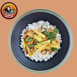 ข้าวกะเพราหน่อไม้หอยแมลงภู่