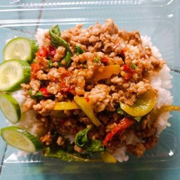 กระเพราหมูสับ ราดข้าว