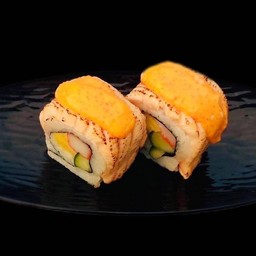 แซลมอนโรลเบิร์นซอสไข่กุ้ง 2 ชิ้น