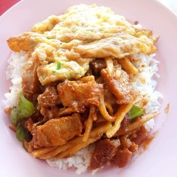 ข้าวหมูกรอบผัดพริกแกงหน่อไม้