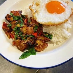 กะเพราหมูกรอบ ราดข้าว