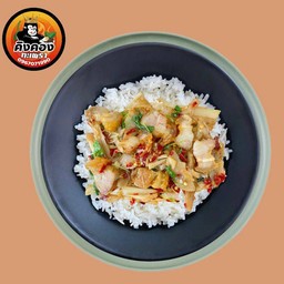 ข้าวกะเพราหน่อไม้ดองหมูกรอบ