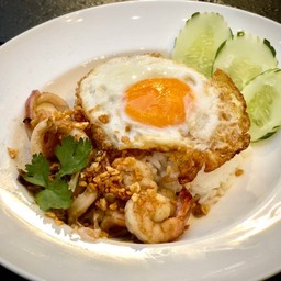 ทะเลกระเทียม ราดข้าว