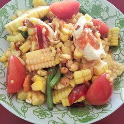 ส้มตำข้าวโพด-ไข่เค็ม