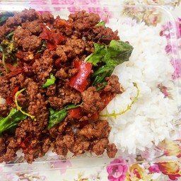 กระเพราเนื้อราดข้าว