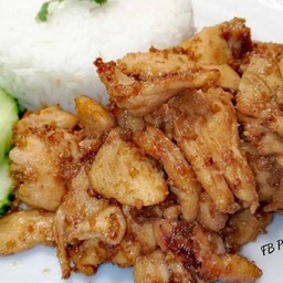 อกไก่ทอดกระเทียมราดข้าว