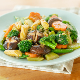 ผัดผักรวมราดข้าว